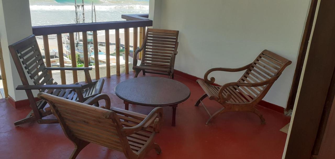 Kiralawella Beach Inn Матара Екстериор снимка