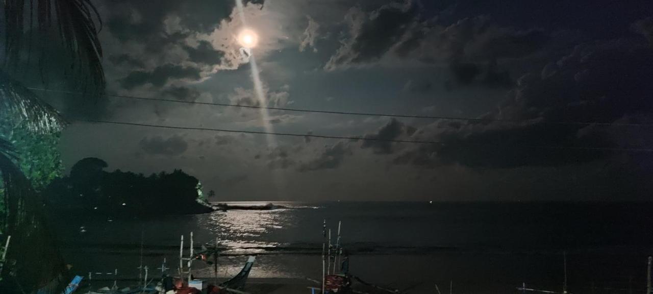 Kiralawella Beach Inn Матара Екстериор снимка