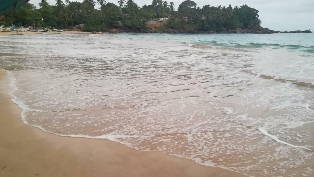 Kiralawella Beach Inn Матара Екстериор снимка